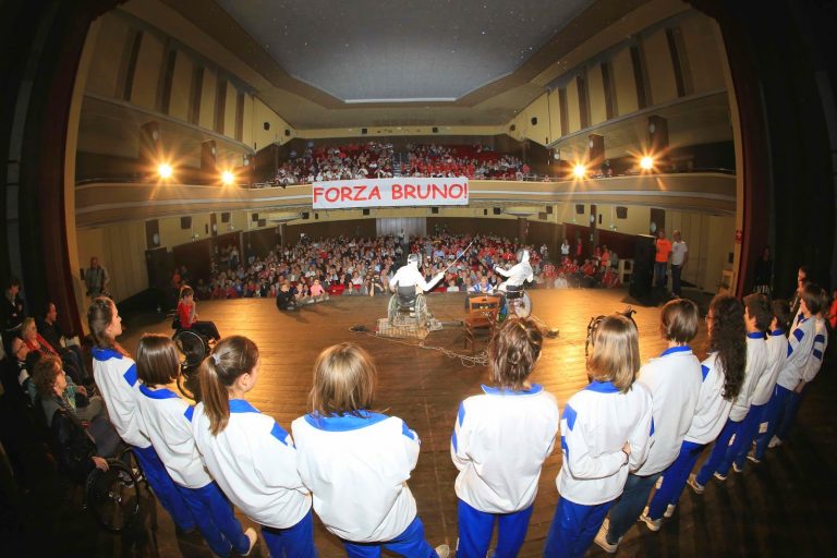 Il lungo abbraccio del Vela