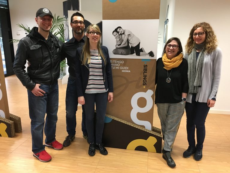 “Siblings”, fratelli che si raccontano emozionando e insegnando