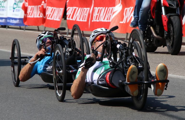 Handbike a Somma Lombardo. “Il sorriso di Mariangela è il nostro sorriso”