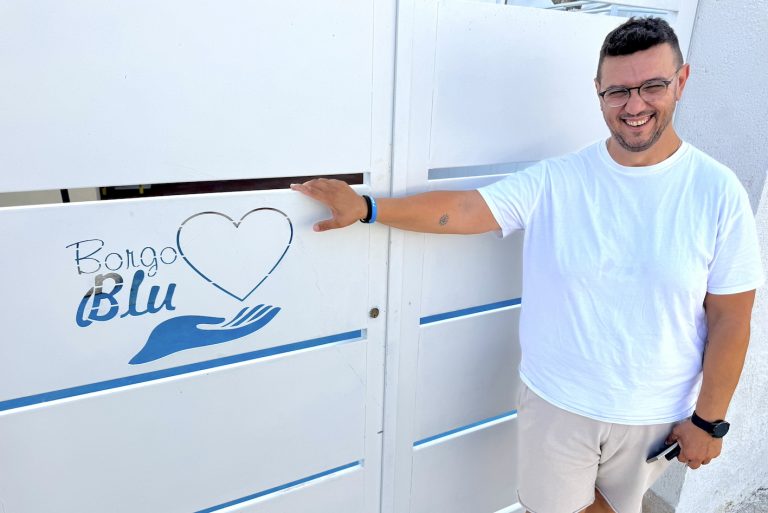 “Borgo blu”, il cancello di una strada per la felicità 
